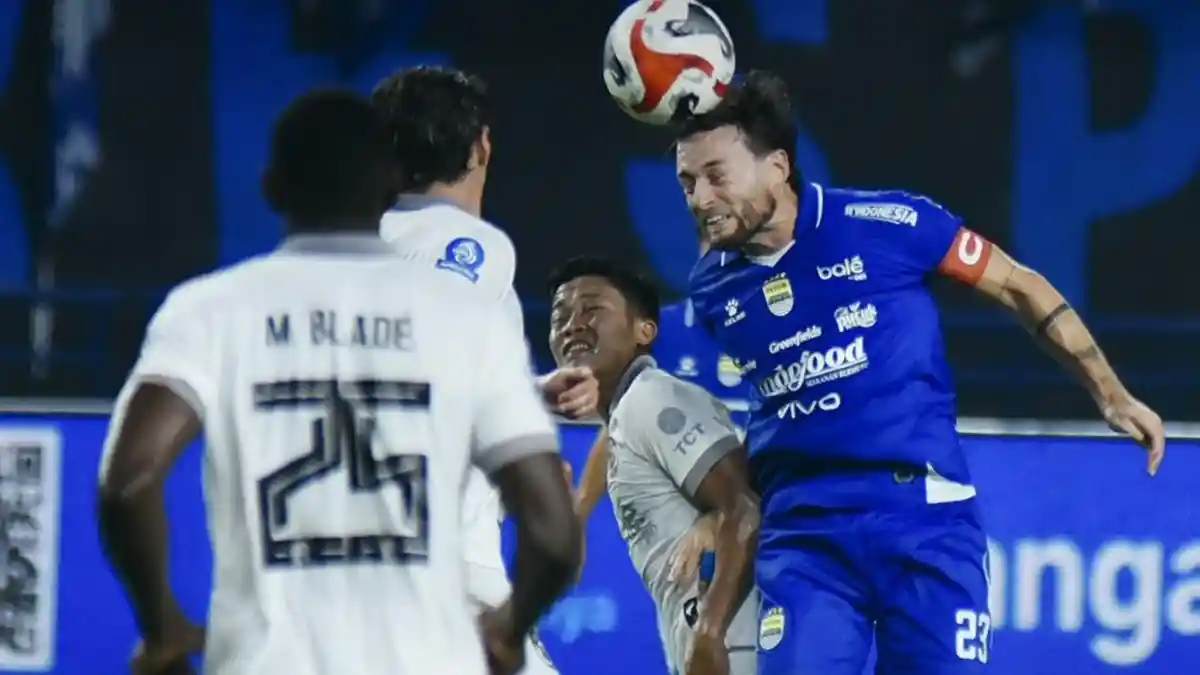 Aksi-gelandang-Persib-Bandung-Marc-Klok-saat-melawan-Arema-FC