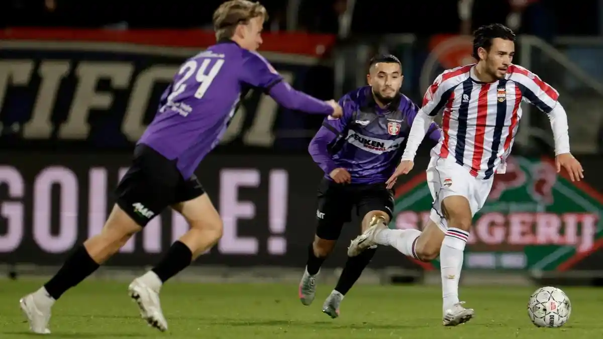 Aksi-pemain-Timnas-Indonesia-Nathan-Tjoe-A-On-saat-membela-Willem-II