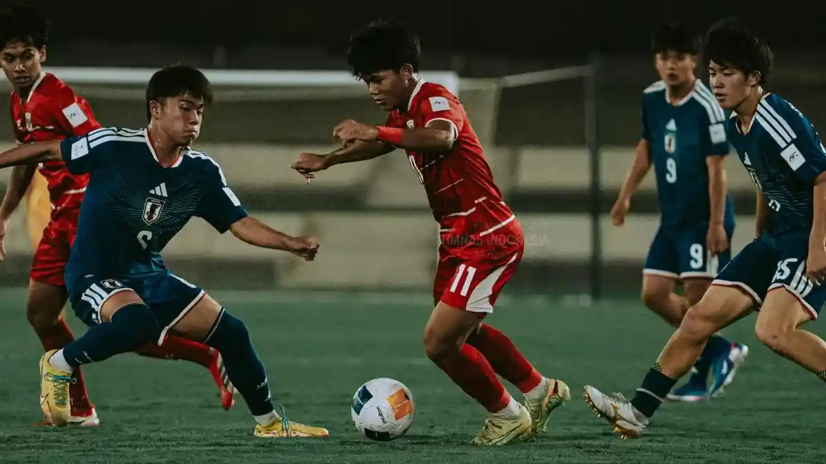 Aksi-penyerang-Timnas-U17-Indonesia-Ridho-saat-berduel-dengan-pemain-Jepang