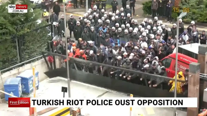 Krisis Demokrasi Turki: Polisi Serbu Markas Oposisi – CHP Dicopot Paksa