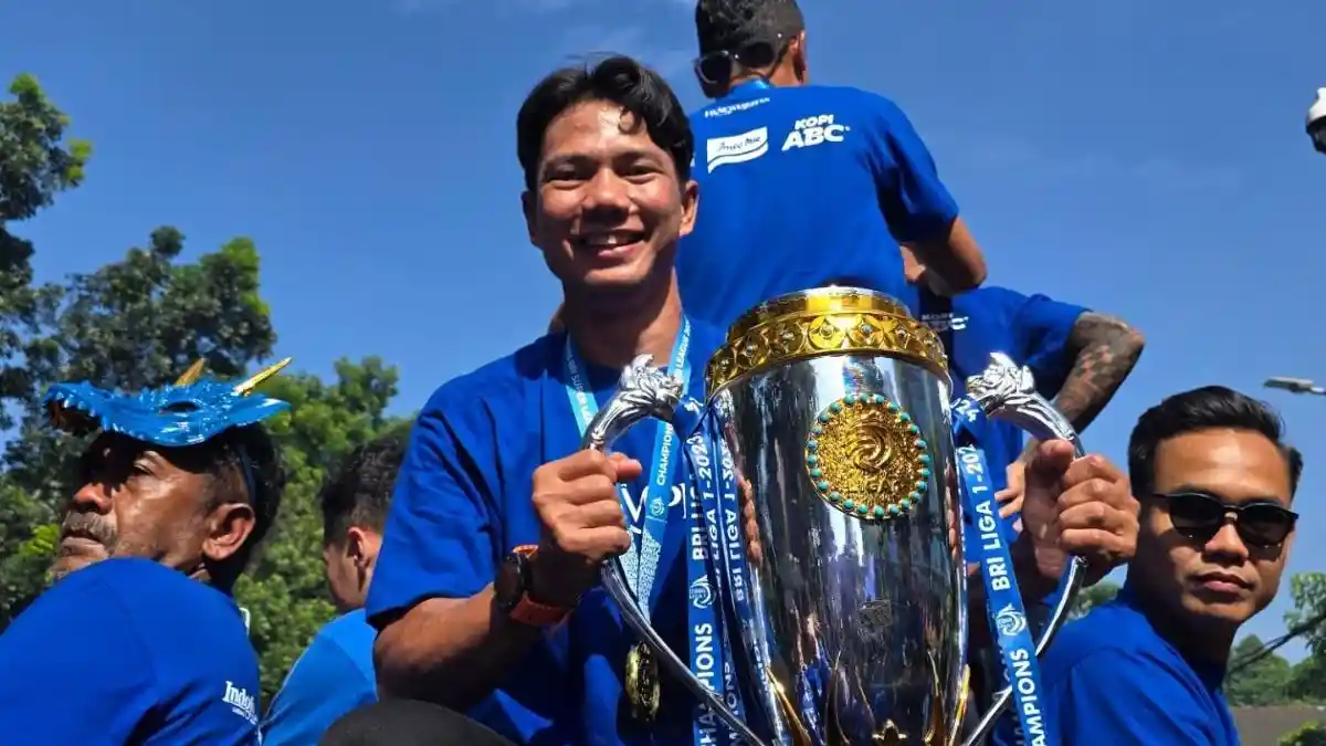 Bek-senior-Persib-Bandung-Achmad-Jufriyanto-berpose-dengan-trofi-Super-League
