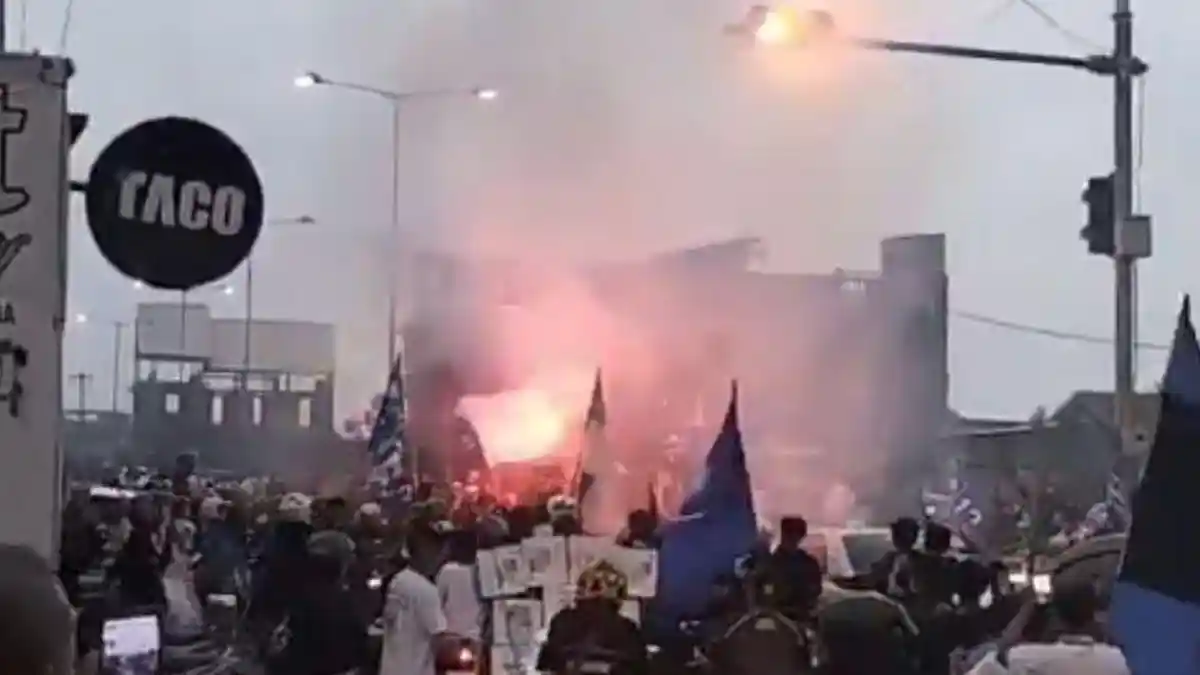 Bobotoh-Persib-Bandung-pesta-flare-konvoi-di-Seroja-Soreang-usai-menang-Persija