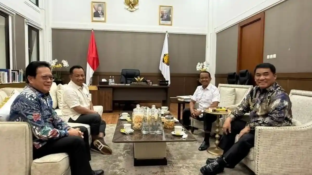 Gubernur-Sulawesi-Utara-Yulius-Selvanus-dengan-Menteri-ESDM-Bahlil-Lahadalia