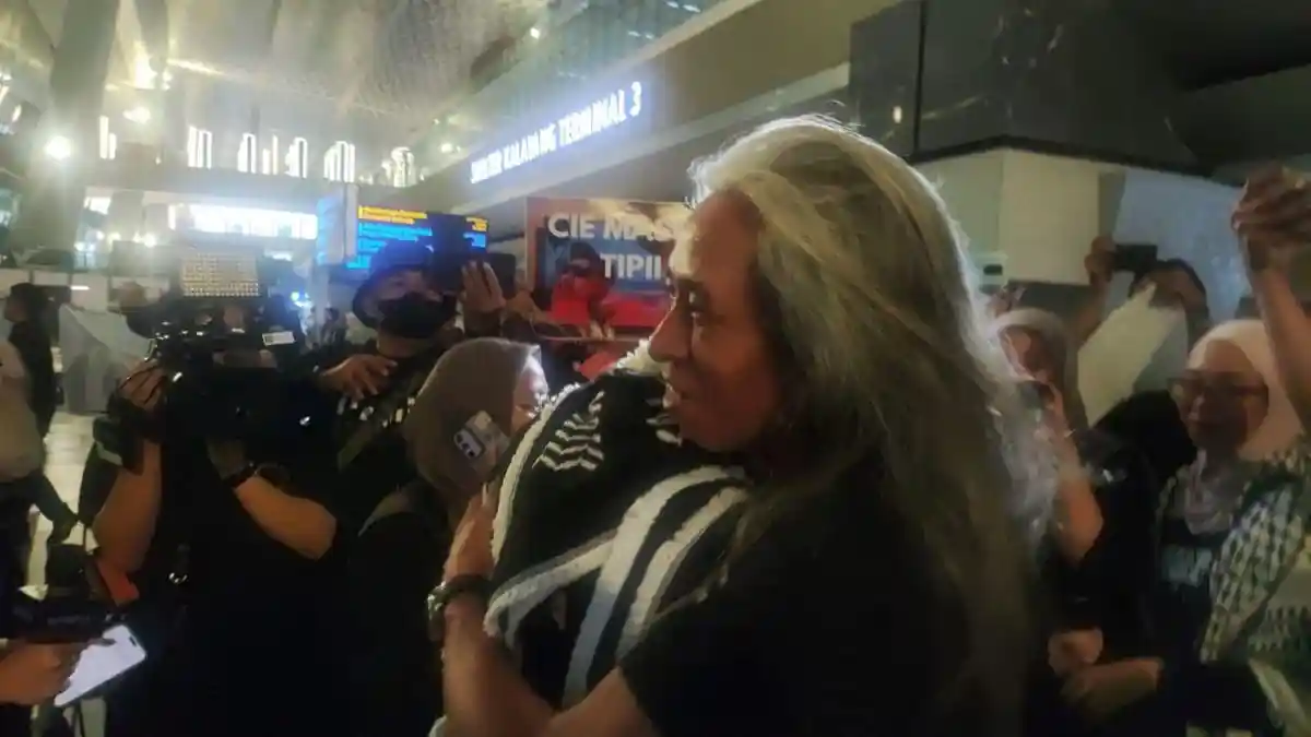 Jarwo-Naif-memeluk-relawan-Global-Sumud-Flotilla-Ronggo-Wirasanu-WNI-Israel-di-Bandara