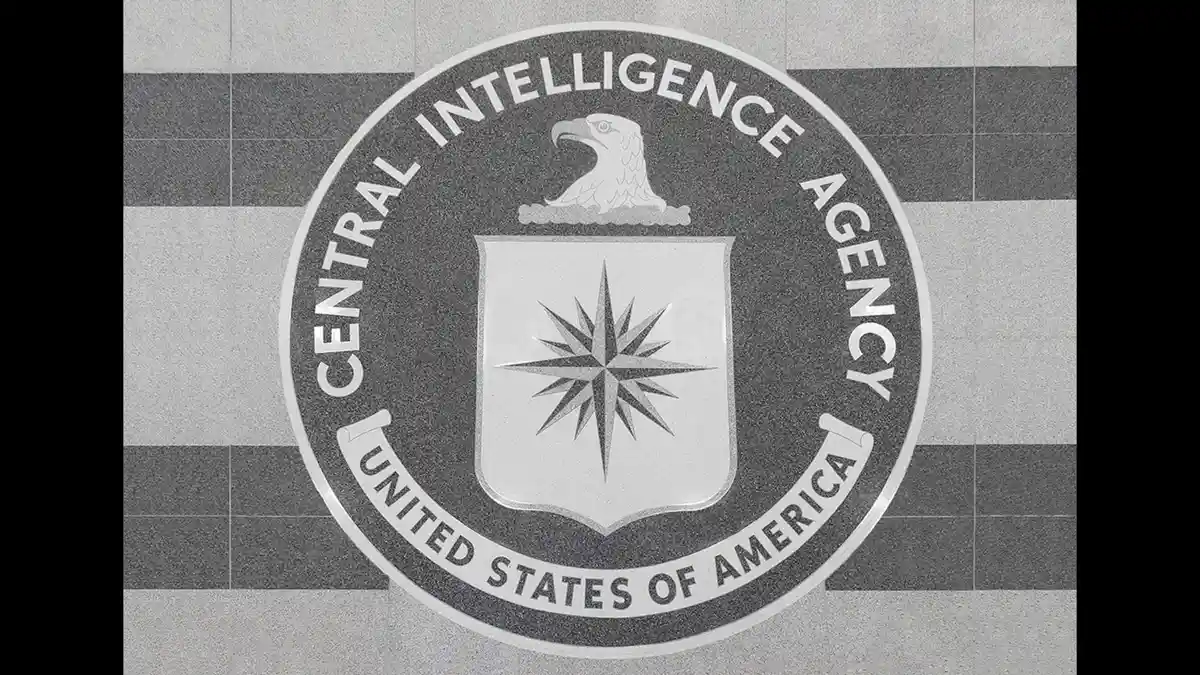 Lambang-CIA-yang-berada-di-lantai-lobi-uta-LOGO-CIA