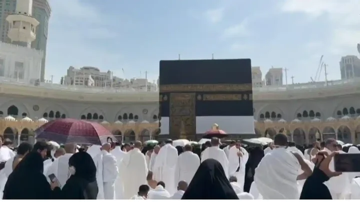 Kibarkan Bendera Penanda Regu di Area Ka’bah – Jemaah Haji Indonesia Ditegur Askar, Terancam Denda