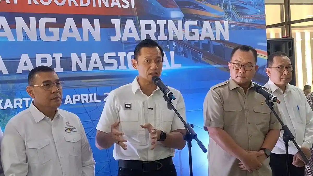 Menko-Agus-Harimurti-Yudhoyono-AHY-di-Stasiun-Tanah-Abang-Baru
