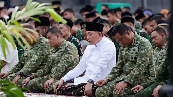 Historic Moment: Menhan Sjafrie Salat Iduladha Bersama Prajurit dan Warga di Manokwari