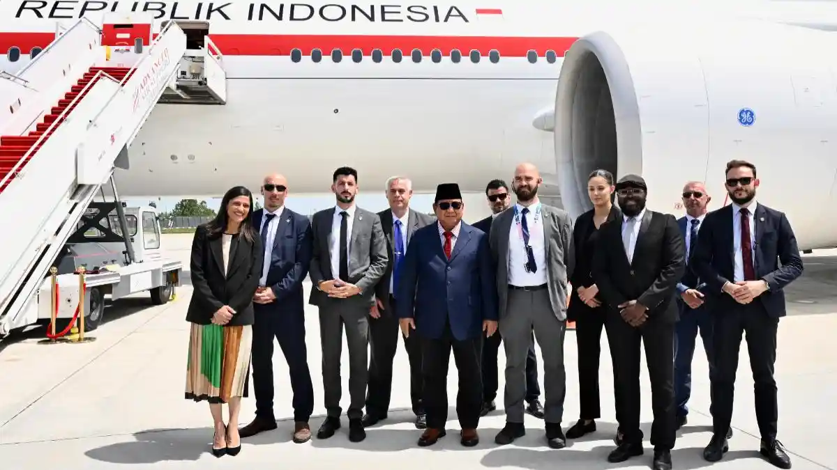 Momen-Prabowo-Berfoto-Bersama-Pengawal-Prancis-sebelum-Bertolak-ke-Tanah-Air