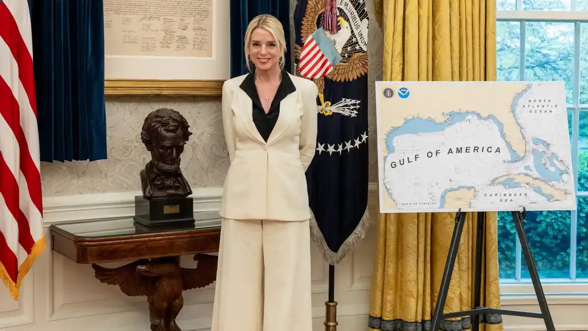 PAM-BONDI-Pam-Bondi-saat-upacara-pelantika