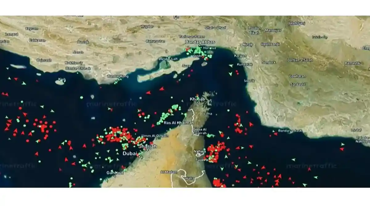 PENUH-RANJAU-Tangkap-layar-WN-yang-menunjukkan-posisi-kapal-kapal-di-Selat-Hormuz