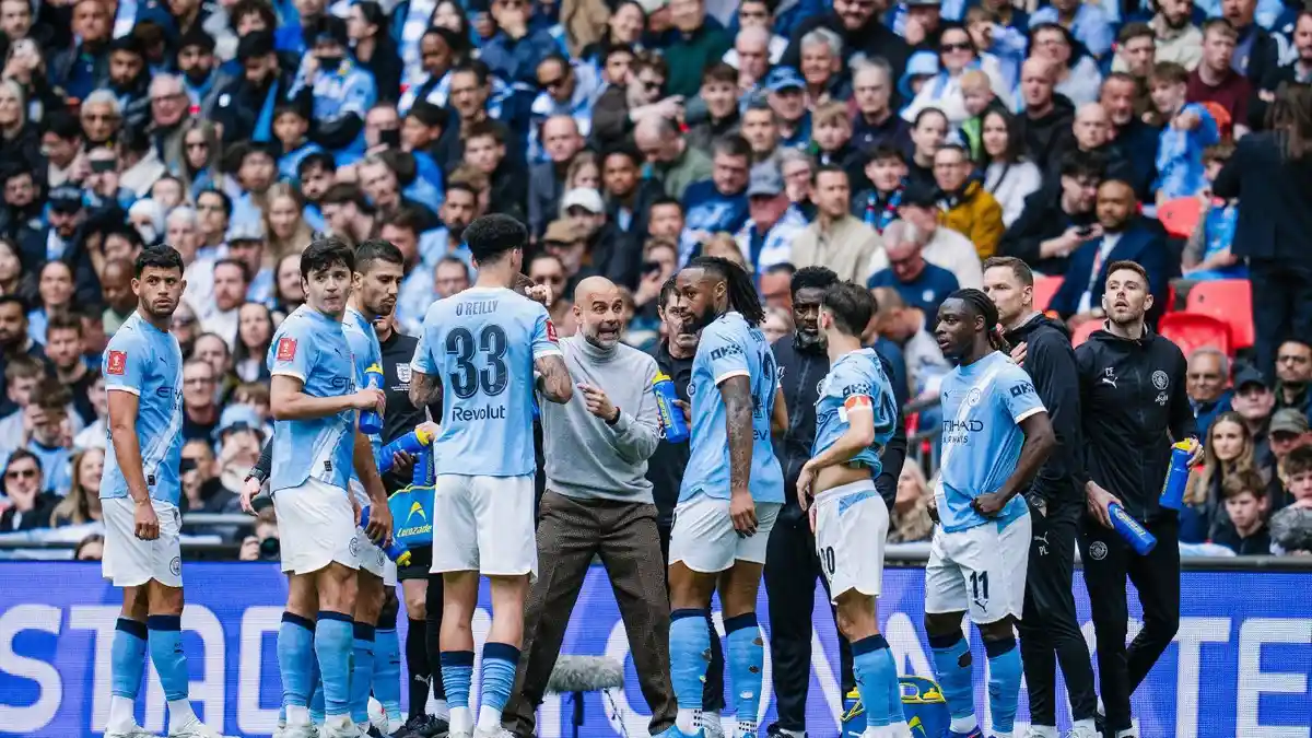 Pep-Guardiola-memberikan-instruksi-kepada-pemain-Manchester-City