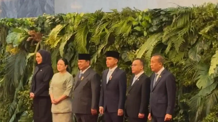 Main Agenda: Prabowo-Gibran Tiba di DPR, Kompak Kenakan Setelan Jas Hitam & Dasi Warna Biru Muda