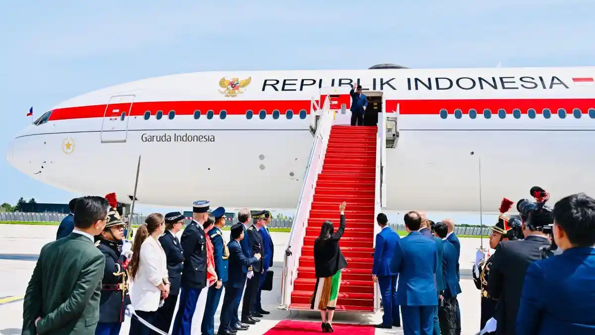Prabowo-Subianto-melambaikan-tangan-pesawat-kepresidenan-lepas-landas-Bandara-Prancis