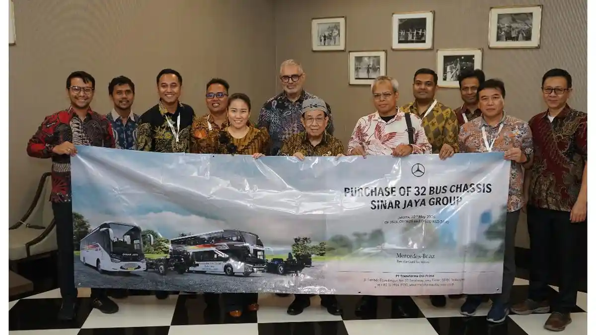 Prosesi-penandatanganan-pemesanan-32-unit-Mercedes-Benz-oleh-Sinar-Jaya-Group