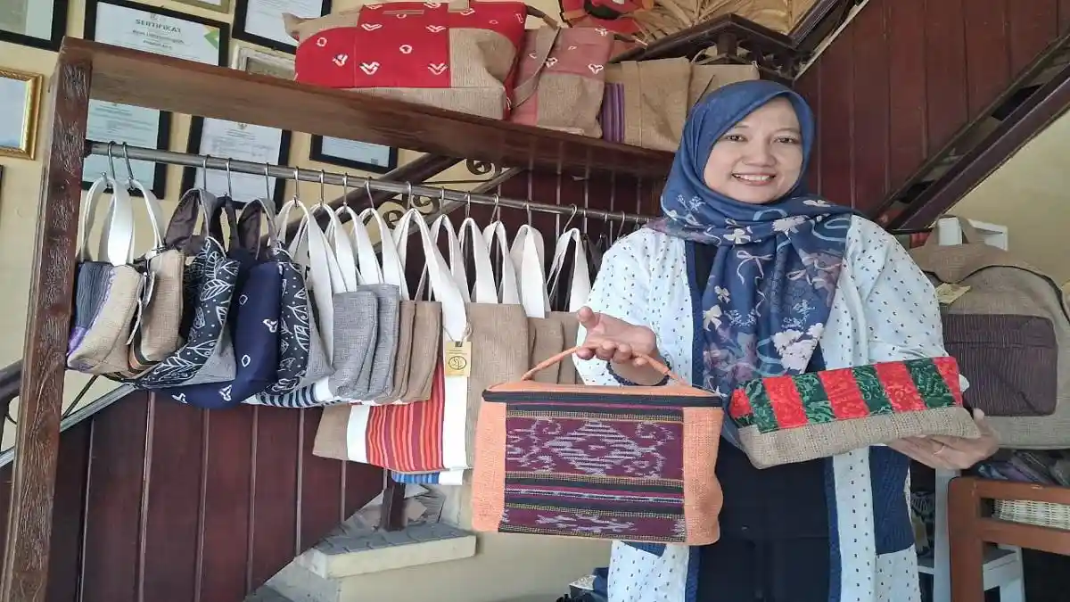 Rini-Sulistyaningsih-memamerkan-variasi-produk-kain-jumputan-Lintang-Kejora-yang-diekspor-ke-Belgia