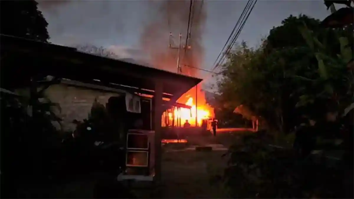 Rumah-di-Adonara-Flores-Terbakar-Konflik