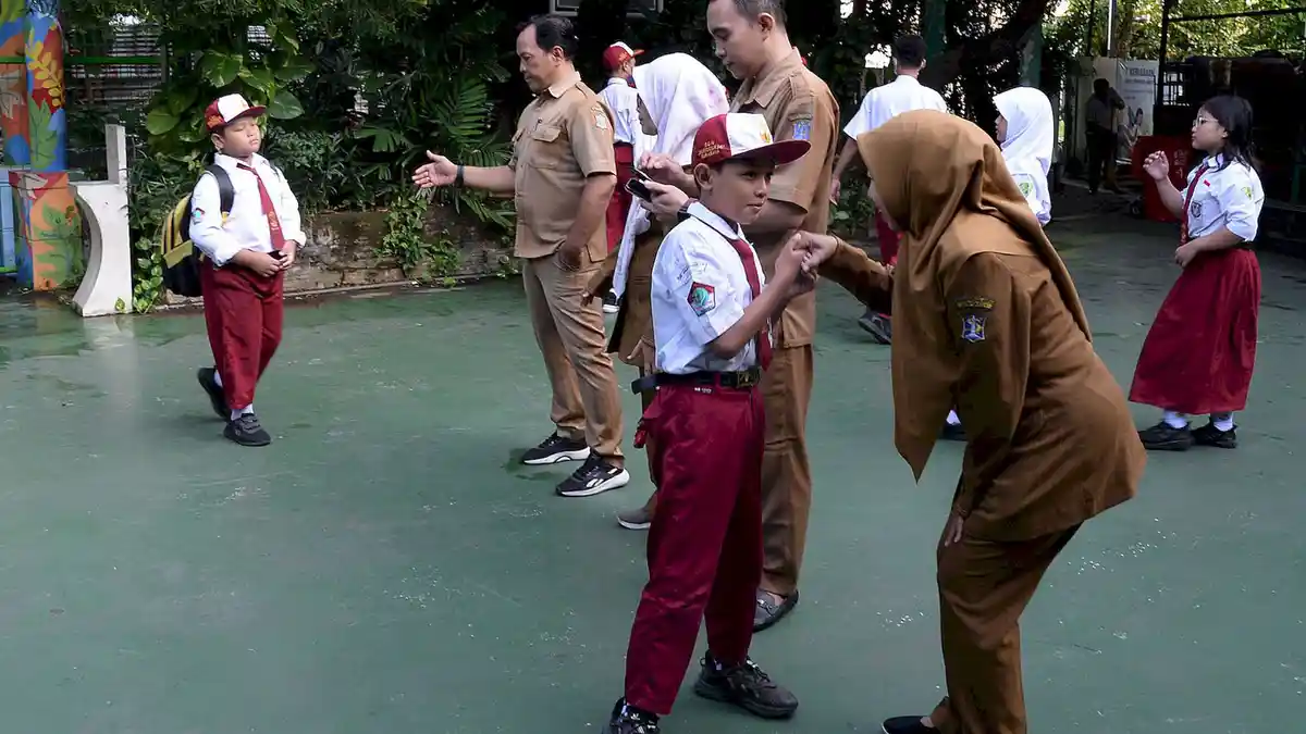 Siswa-Tetap-Semangat-Masuk-Sekolah-Setelah-Libur-Lebaran-2026_20260330_123024