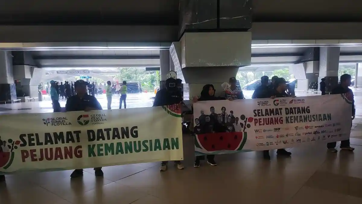 Spanduk-dukungan-di-Bandara-Soekarno-Hatta-jelang-kepulangan-WNI-ditahan-Israel