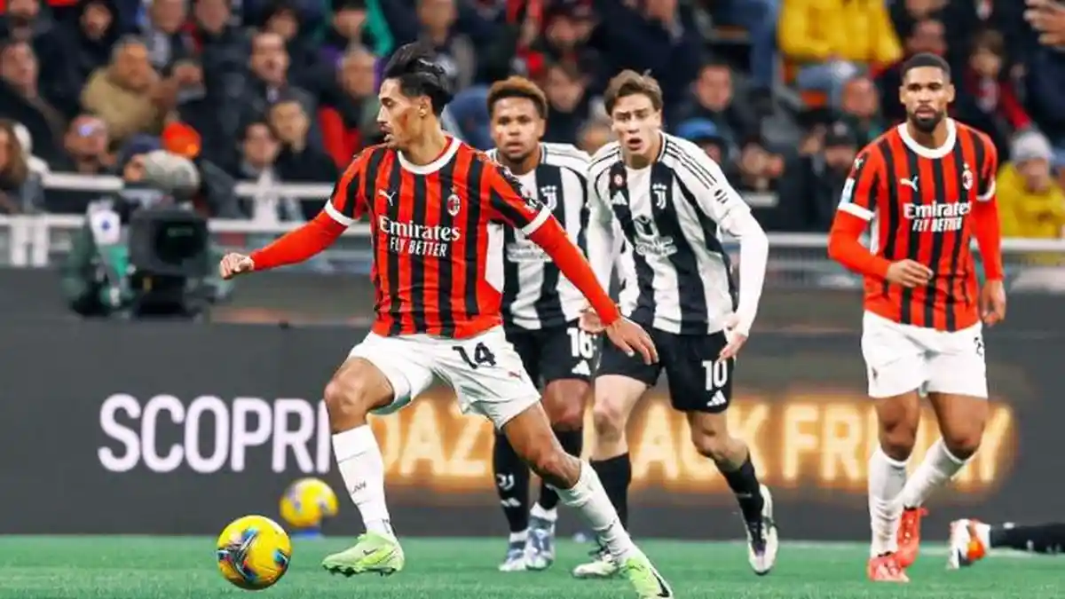 Tijjani-Reijnders-AC-Milan-sedang-menggiring-bola-saat-melawan-Juventus