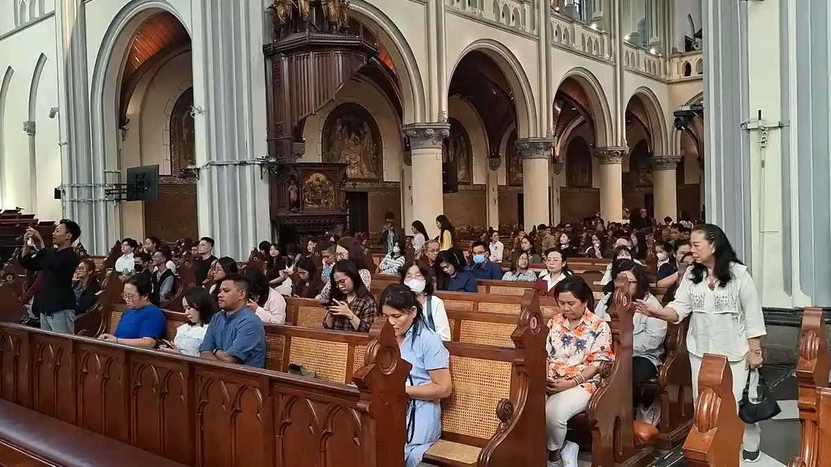 Umat-Katolik-mengikuti-Misa-Kenaikan-Yesus-Kristus-di-Gereja-Katedral-Jakarta