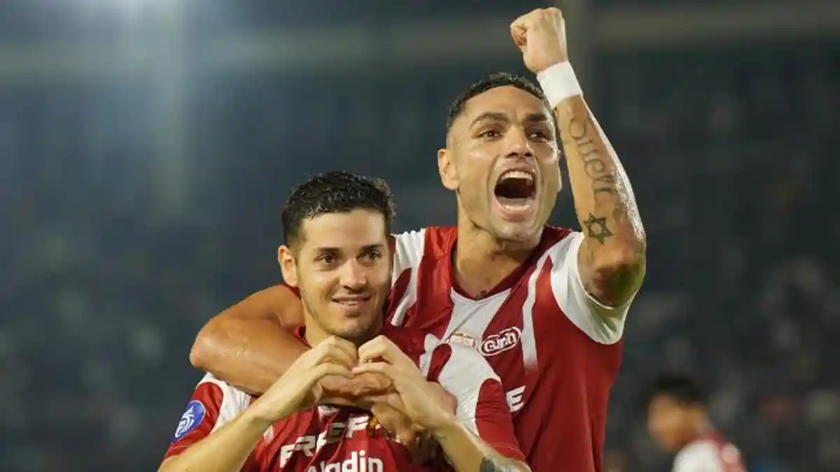 alexis-messidoro-kiri-setelah-mencetak-gol-timnya-dalam-pertandingan-persis-solo