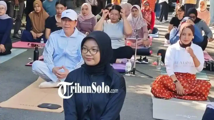 Latest Program: Jokowi Mendadak Ikut Yoga Bareng Warga di Jalan Depan Rumahnya, Hanya 5 Menit tapi Bikin Heboh