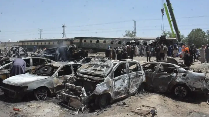 Serangan Kereta Militer di Pakistan – Korban Tewas Bertambah Jadi 28 Orang dan 90 Terluka