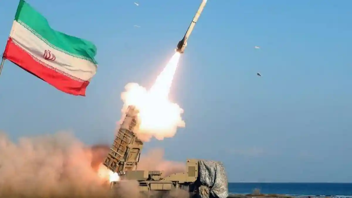 rudal-iran-sebuah-rudal-diluncurkan-pasukan-garda-revolusi-iran-irgc