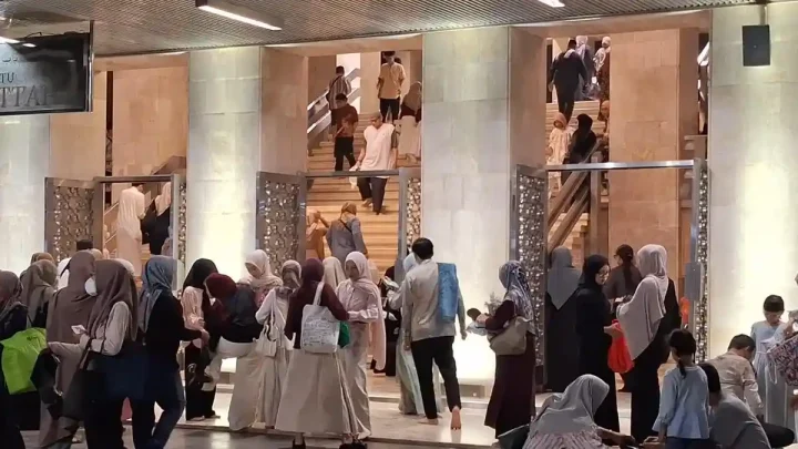 What Happened During: Jelang Salat Iduladha, Masjid Istiqlal Mulai Dipadati Jemaah Sejak Subuh