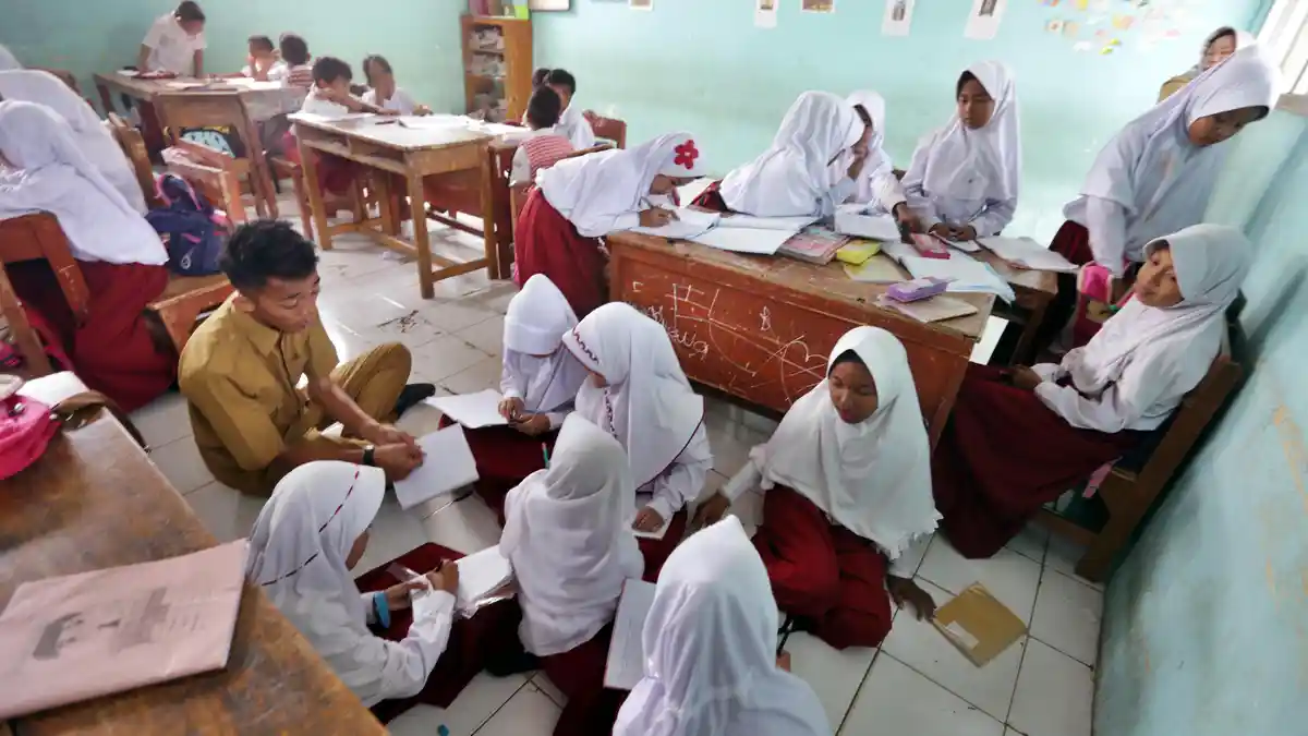 siswa-sdn-04-tegal-kabupaten-bogor-belajar-sambil-lesehan_20190730_165733