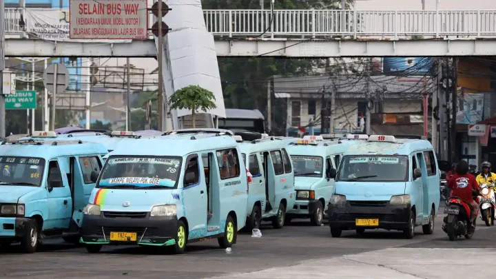 Solution For: Viral Penumpang Ditampar hingga Ditendang di Dalam Angkot, Pelaku Diduga Alami Gangguan Jiwa