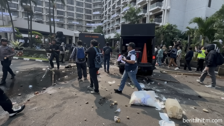 Pelataran Hotel Sultan Porak-Poranda – Aparat Merangsek Masuk Lobi Hingga Tangkap Provokator