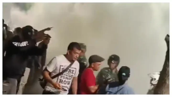 Asap Tebal Muncul saat Pendemo Bakar Ban di Salemba Jakpus – Polisi: dari APAR bukan Gas Air Mata