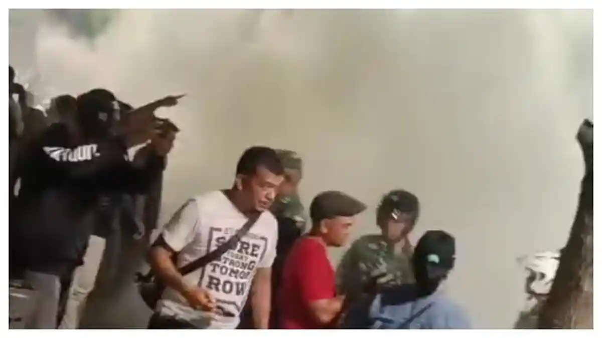 Asap-cukup-tebal-muncul-saat-pendemo-di-kawasan-Salemba-Jakarta-Pusat