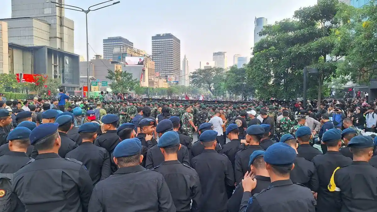Brimob-TNI-dan-polisi-berbaris-membuat-blokade-321