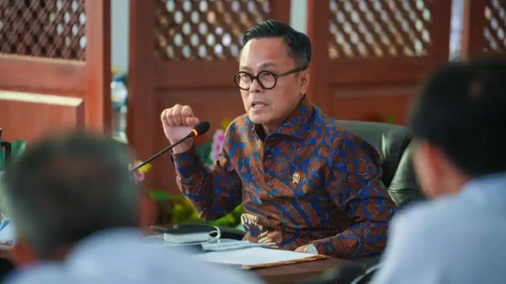 Topics Covered: Dony Oskaria Pastikan Isu Wajib Beli ‘Patriot Bond’ Bagi Pemilik Tabungan Rp 3 Miliar Adalah Hoaks