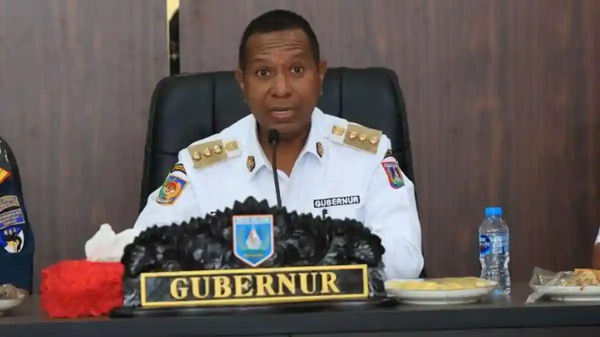 Gubernur-Papua-Selatan-Apolo-Safanpo-898
