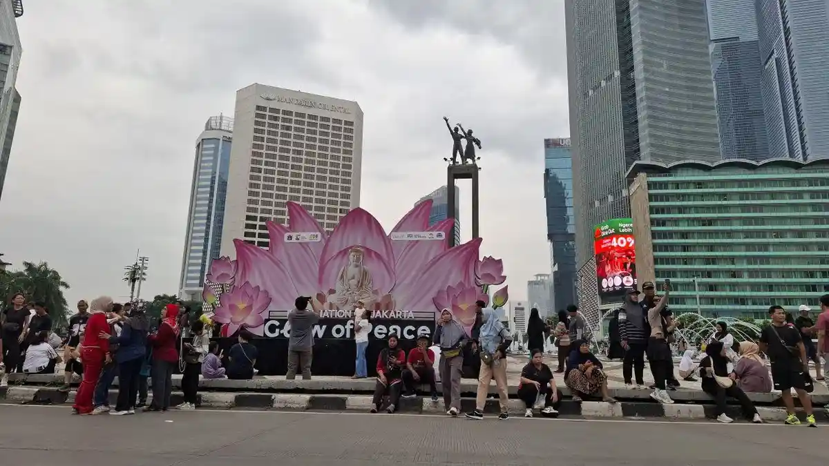 Hari-Waisak-Warga-swafoto-di-depan-miniatur-di-kawasan-Bundaran-HI-Jakarta