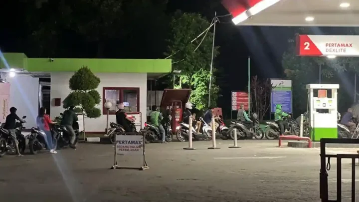 Special Plan: Imbas Harga Pertamax Naik, Pekerja dan Kurir Terpaksa Antre Pertalite di Lenteng Agung