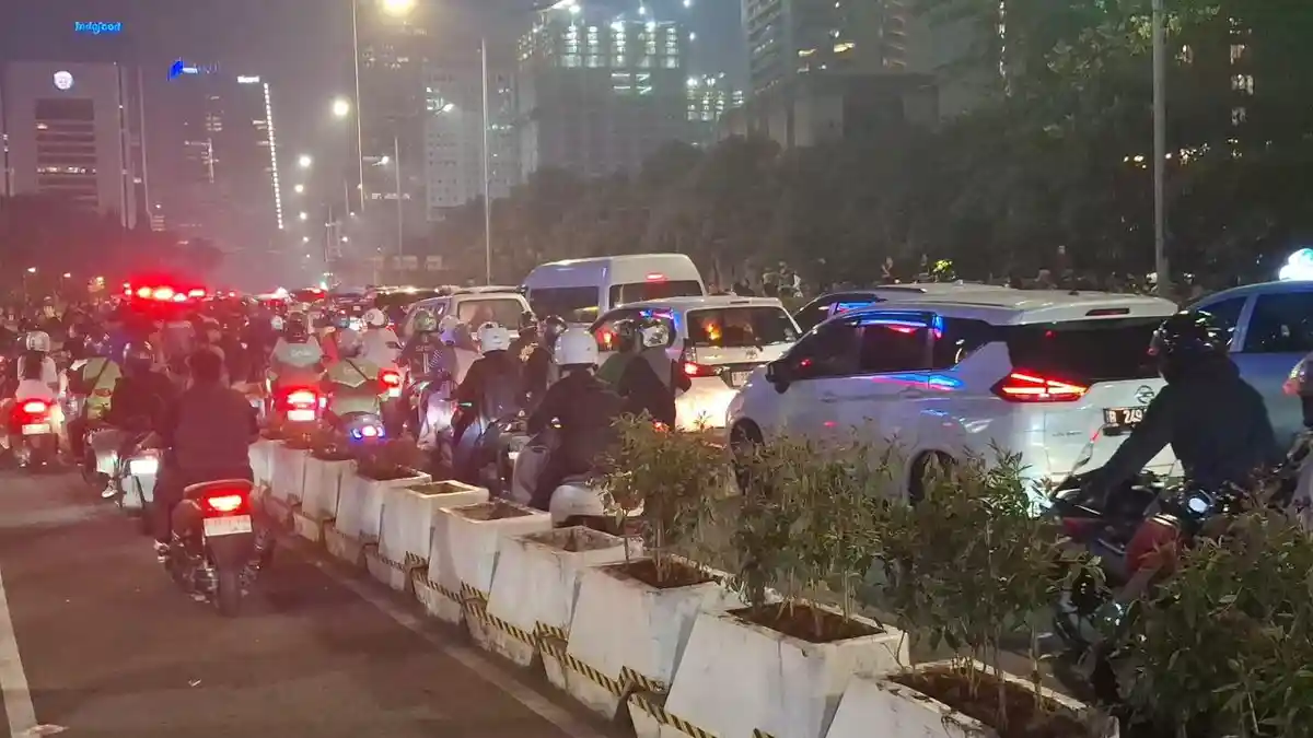 Kondisi-jalan-Sudirman-Thamrin-mulai-kembali-normal-setelah-adanya-demo-mahasiswa-Jumat-1262026