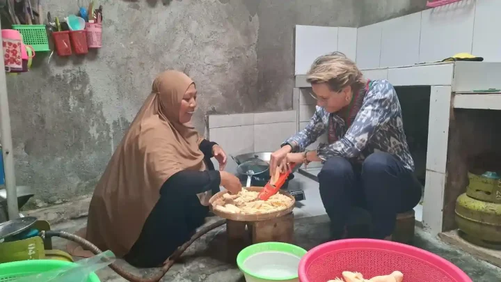 Meeting Results: Saat Konjen Australia Masuk Gang Sempit di Lombok Timur, Jajal Parut Pisang Kepok di Rumah Inaq Suma