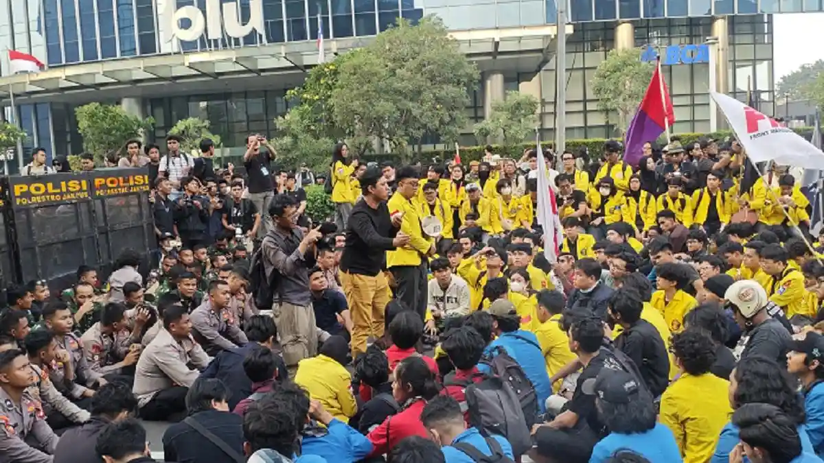 Massa-aksi-mahasiswa-menuju-Bundaran-HI-Jakarta