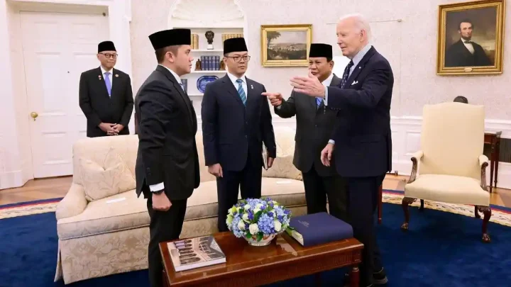 Topics Covered: Seskab Teddy Tanggapi Kritik Kunjungan LN Prabowo, Kelebihan Biaya Ditanggung Pribadi
