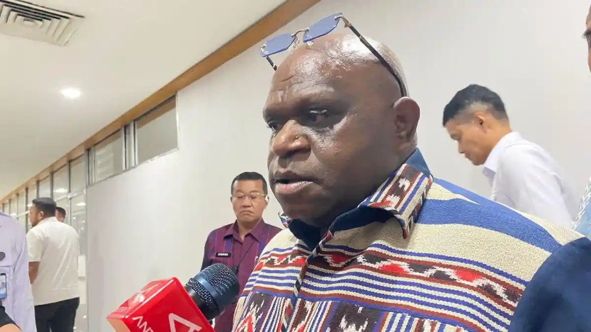 Menteri-Hak-Asasi-Manusia-HAM-Natalius-Pigai-di-Kompleks-Parlemen-Senayan