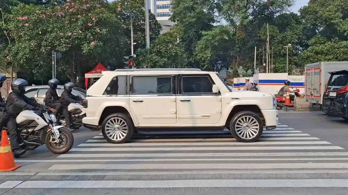 Mobil-Maung-Presiden-Indonesia-Prabowo-Subianto-terjebak-macet-di-Jakarta
