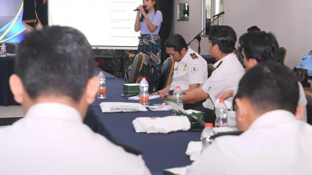 PELATAHINAN-JURNALISTIK-pegawai-imigrasi