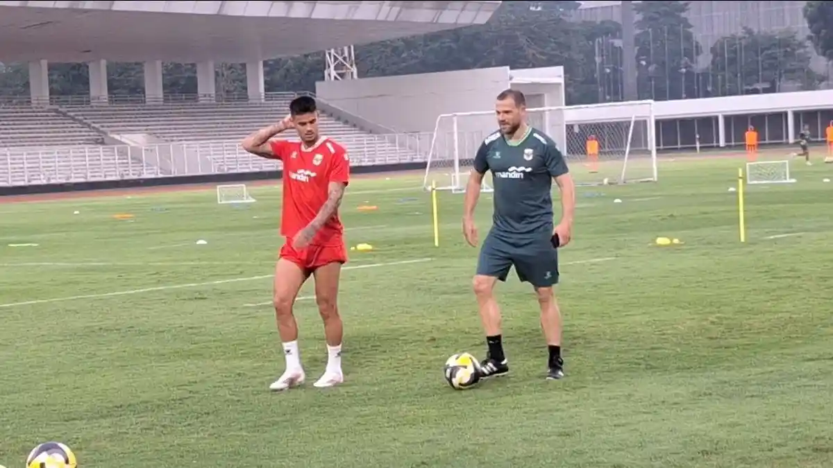 Pemain-asal-FC-Twente-Mees-Hilgera-tampak-mengikuti-latihan-bersama-para-pemain-Timnas-lainnya