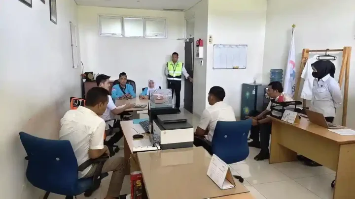 Important News: Kasus Dam Ilegal dan Badal Haji Fiktif Diusut, Polda Jabar Periksa 7 Saksi Saat Tiba di Bandara