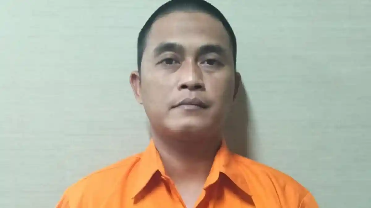 Penampakan-Bripka-Dedy-Wiratama-pakai-baju-tahanan